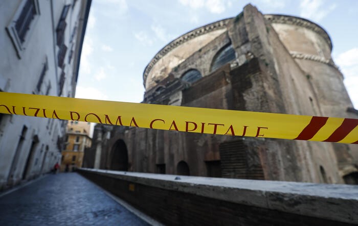 ЈАПОНСКИ ТУРИСТ ЗАГИНА ПАЃАЈЌИ ОД ЅИДОТ НА ПАНТЕОНОТ ВО РИМ ЈАПОНСКИ ТУРИСТ ЗАГИНА ПАЃАЈЌИ ОД ЅИДОТ НА ПАНТЕОНОТ ВО РИМ