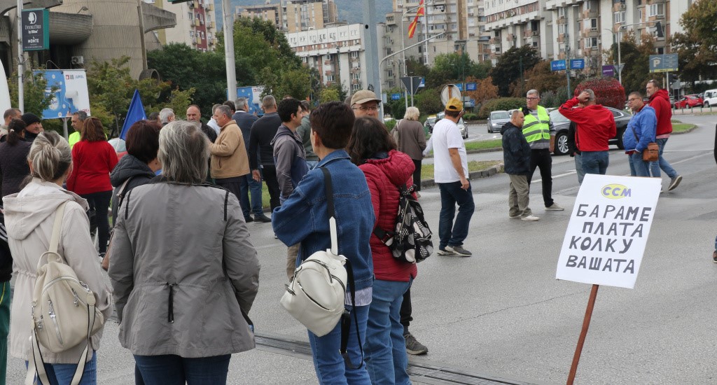 ПРОТЕСТИРААТ ВРАБОТЕНИТЕ ВО „ПАРКОВИ И ЗЕЛЕНИЛО“ НА ГРАД СКОПЈЕ, НЕМА ПЛАТА ЗА АВГУСТ НИ ЗДРАВСТВЕНО ОСИГУРУВАЊЕ
