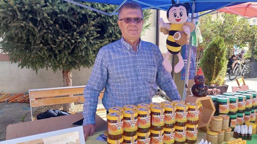 ПЧЕЛАРИТЕ СЕ ЖАЛАТ ДЕКА МОРА ДА ГИ ИСЕЛАТ ПЧЕЛИТЕ ОД СЕЛАТА ПОРАДИ КАЗНУВАЊА ОД ЗАКОНОТ ЗА КОМУНАЛНИ ДЕЈНОСТИ ОД 2012