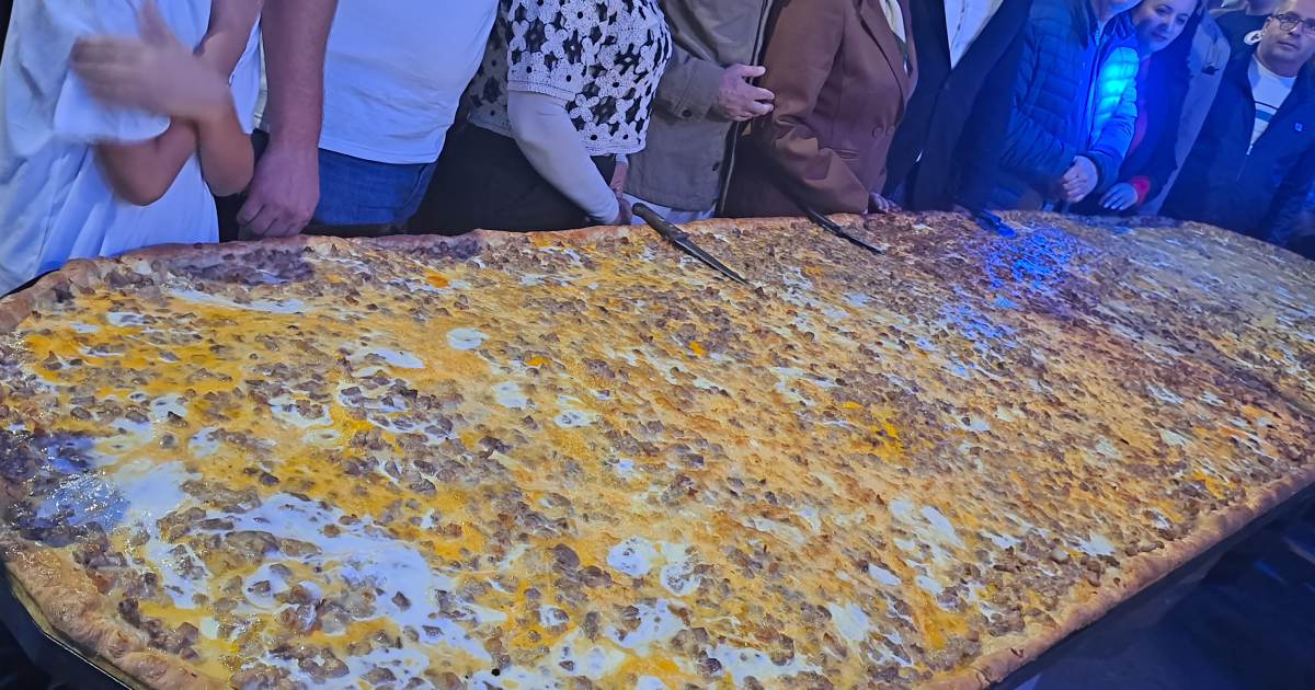 НА ПИТИЈАДАТА ВО ВЕЛЕС ПОДГОТВЕНА РЕКОРДНА ПАСТРМАЈЛИЈА ОД 4,30 МЕТРИ, СЕ СПРЕМАШЕ 7 ЧАСА, А СЕ ИЗЕДЕ ЗА 15 МИНУТИ, ОД ПРОДАЖБАТА СОБРАНИ 12.053 ДЕНАРИ