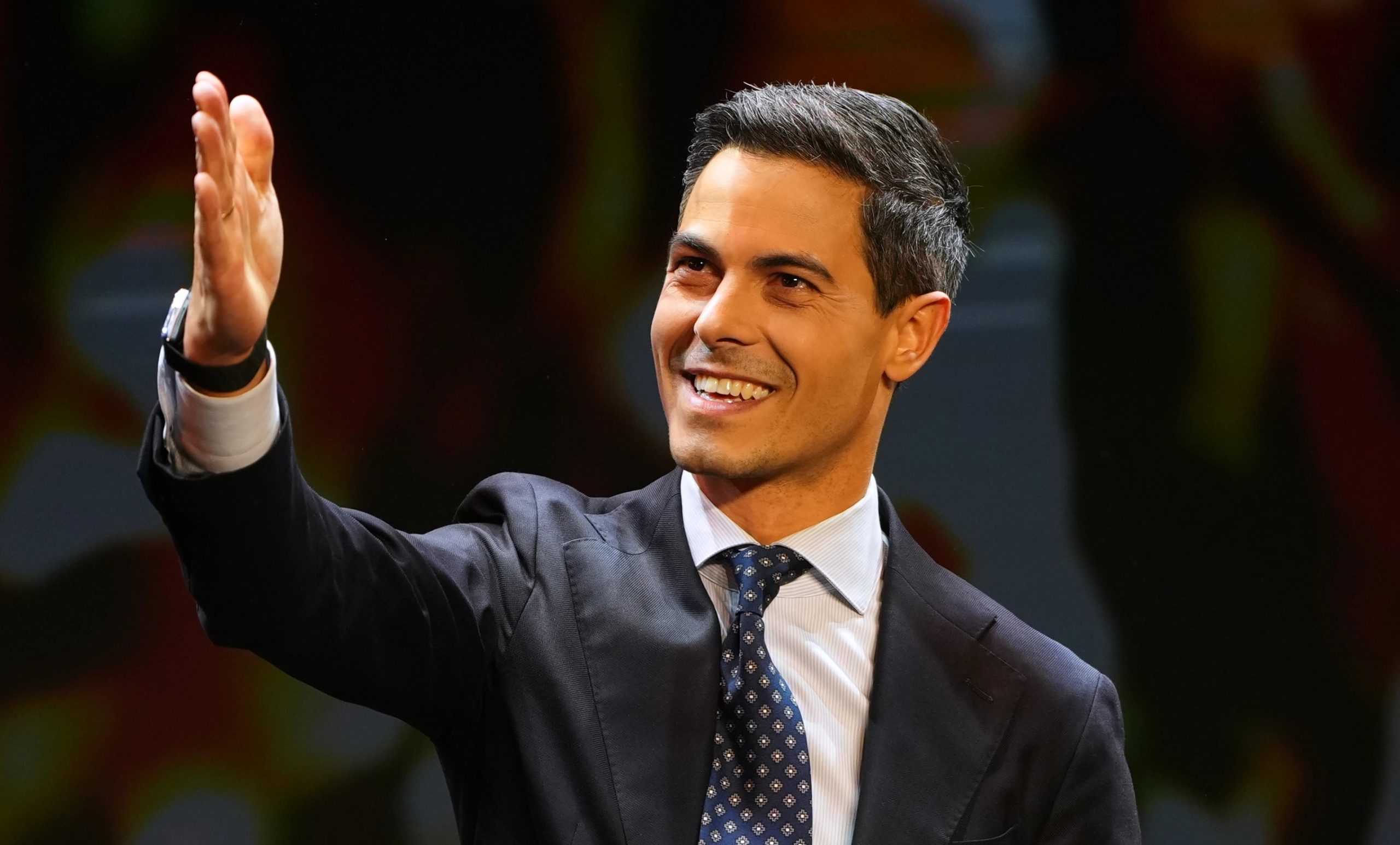 РОБ ЈЕТЕН ПОБЕДИ НА ИЗБОРИТЕ ВО ХОЛАНДИЈА КАКО ЛИДЕР НА ПОЗИТИВНИТЕ СИЛИ, ГЛАСАЧИТЕ ГИ ОСВОЈУВАШЕ СО НАСМЕВКА И ОПТИМИЗАМ РОБ ЈЕТЕН ПОБЕДИ НА ИЗБОРИТЕ ВО ХОЛАНДИЈА КАКО ЛИДЕР НА ПОЗИТИВНИТЕ СИЛИ, ГЛАСАЧИТЕ ГИ ОСВОЈУВАШЕ СО НАСМЕВКА И ОПТИМИЗАМ