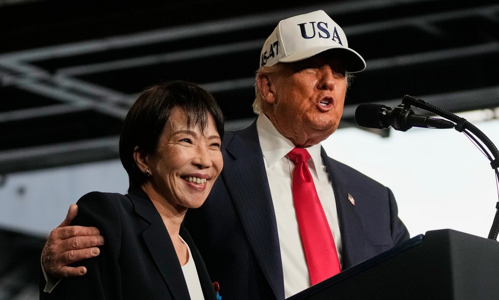 ЈАПОНИЈА ГО ПРЕЧЕКА ТРАМП СО ЦРВЕН ТЕПИХ, АМЕРИКАНСКИ ОРИЗ ЗА РУЧЕК И СО ВЕТУВАЊА ЗА ИНВЕСТИЦИИ ВО САД И НОМИНАЦИЈА ЗА НОБЕЛОВА НАГРАДА