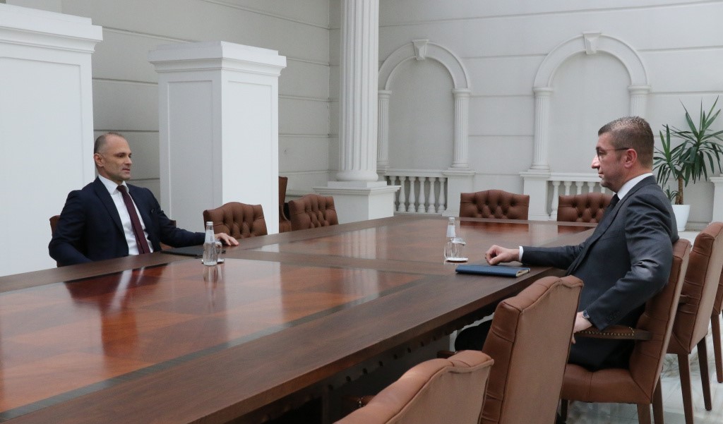 ХРИСТИЈАН, ТРГНИ ЈА СУЕТАТА БАРЕМ ЕДНАШ ВО ЖИВОТОТ, НЕ ТИ ЈА ЗЕМАМ МАКЕДОНШТИНАТА, ФИЛИПЧЕ ПОВТОРНО ГО ПОВИКА МИЦКОСКИ ОБЕДИНЕТИ ДА ГО ОТКОЧАТ ПАТОТ КОН ЕУ