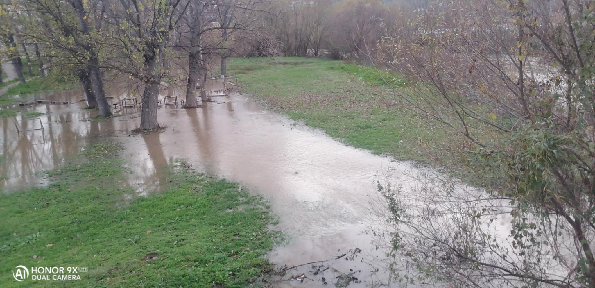 БРЕГАЛНИЦА ПОПЛАВИ ПЕШАЧКА ПАТЕКА ВО ШТИПСКАТА НАСЕЛБА 8 НОЕМВРИ, ОПШТИНСКИТЕ ВЛАСТИ ВЕЛАТ ДЕКА ВОДОСТОЈОТ НЕ Е КРИТИЧЕН
