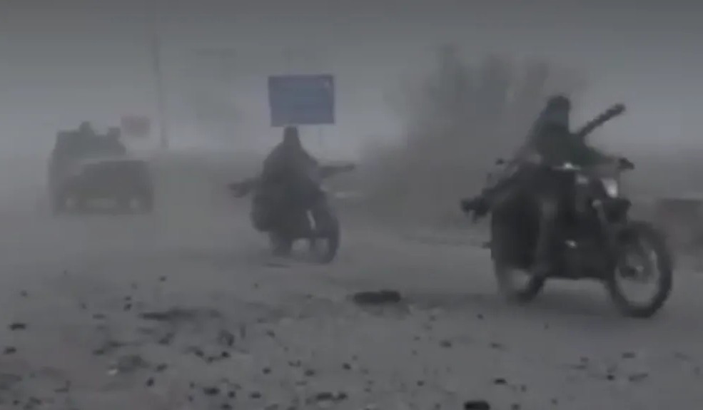 РУСКИ ВОЈНИЦИ СНИМЕНИ КАКО СО МОТОРИ НАВЛЕГУВААТ ВО ПОКРОВСК НИЗ ГУСТА МАГЛА РУСКИ ВОЈНИЦИ СНИМЕНИ КАКО СО МОТОРИ НАВЛЕГУВААТ ВО ПОКРОВСК НИЗ ГУСТА МАГЛА