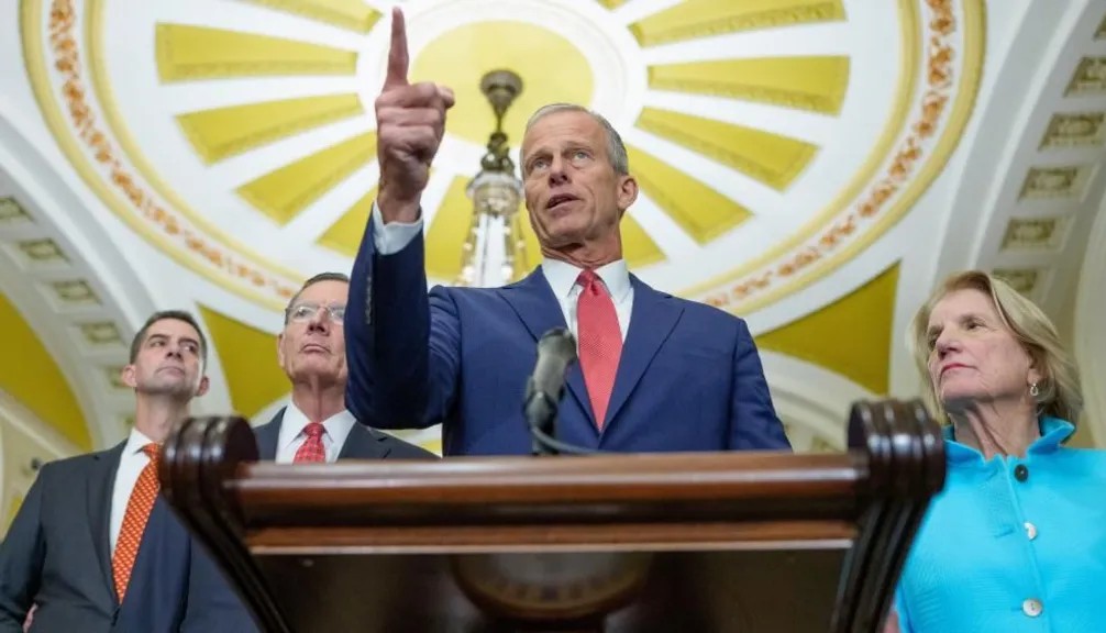 АМЕРИКАНСКИОТ СЕНАТ ПОСТИГНА ДОГОВОР ЗА КРАЈ НА БЛОКАДАТА НА ВЛАДАТА СО ПОМОШ НА НЕКОЛКУМИНА ДЕМОКРАТИ АМЕРИКАНСКИОТ СЕНАТ ПОСТИГНА ДОГОВОР ЗА КРАЈ НА БЛОКАДАТА НА ВЛАДАТА СО ПОМОШ НА НЕКОЛКУМИНА ДЕМОКРАТИ