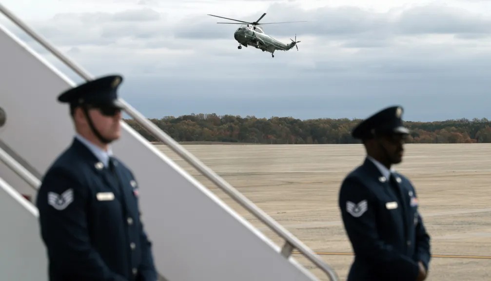 НЕКОЛКУ ЛУЃЕ СЕ РАЗБОЛЕЛЕ ОТКАКО СОМНИТЕЛЕН ПАКЕТ БИЛ ОТВОРЕН ВО БАЗАТА НА АВИОНОТ НА ТРАМП НЕКОЛКУ ЛУЃЕ СЕ РАЗБОЛЕЛЕ ОТКАКО СОМНИТЕЛЕН ПАКЕТ БИЛ ОТВОРЕН ВО БАЗАТА НА АВИОНОТ НА ТРАМП
