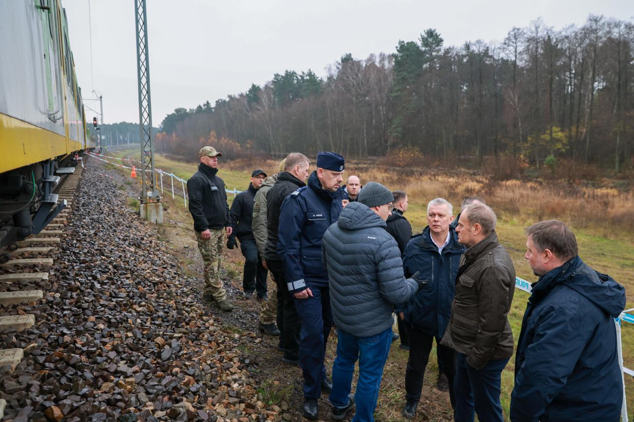 ПОЛСКА ГИ ОБВИНИ РУСКИТЕ РАЗУЗНАВАЧИ ЗА САБОТАЖАТА НА ПРУГА ШТО ВОДИ КОН УКРАИНА