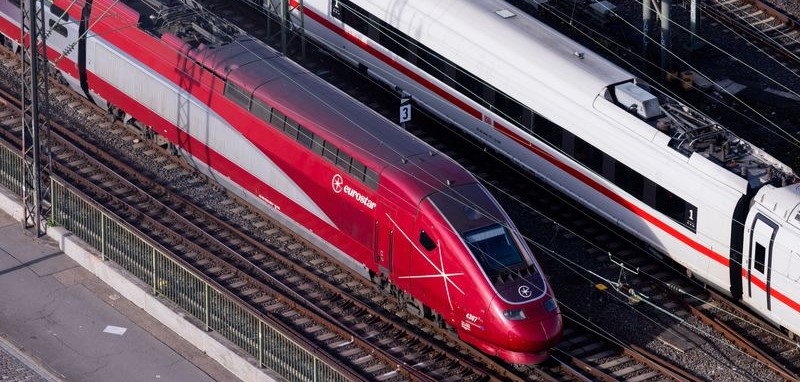 МАЖ УДРЕН ОД ВОЗ ДОДЕКА ГЛЕДАЛ ВО ТЕЛЕФОН НА СТАНИЦА ВО ЗАПАДНА ГЕРМАНИЈА МАЖ УДРЕН ОД ВОЗ ДОДЕКА ГЛЕДАЛ ВО ТЕЛЕФОН НА СТАНИЦА ВО ЗАПАДНА ГЕРМАНИЈА