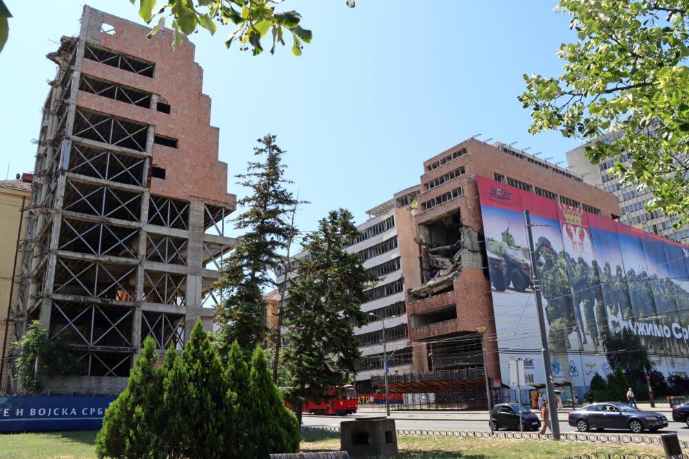 СРПСКИОТ ПАРЛАМЕНТ ГО ОДОБРИ УРИВАЊЕТО НА ЗГРАДАТА НА ГЕНЕРАЛШТАБОТ ВО БЕЛГРАД, КАДЕ ШТО ЗЕТОТ НА ТРАМП САКА ДА ГРАДИ ХОТЕЛ