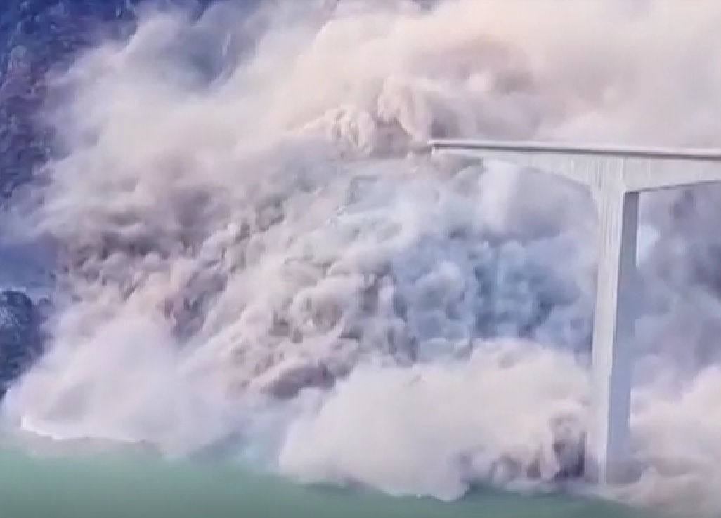 ВО КИНА СЕ УРНА МОСТ ОТВОРЕН ПРЕД НЕКОЛКУ МЕСЕЦИ ВО КИНА СЕ УРНА МОСТ ОТВОРЕН ПРЕД НЕКОЛКУ МЕСЕЦИ