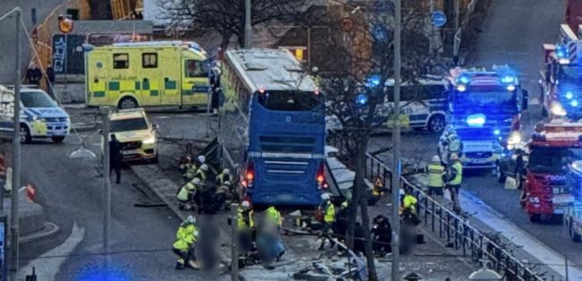 НЕКОЛКУМИНА ЗАГИНАТИ ОТКАКО АВТОБУС УДРИ ВО АВТОБУСКА ПОСТОЈКА ВО СТОКХОЛМ