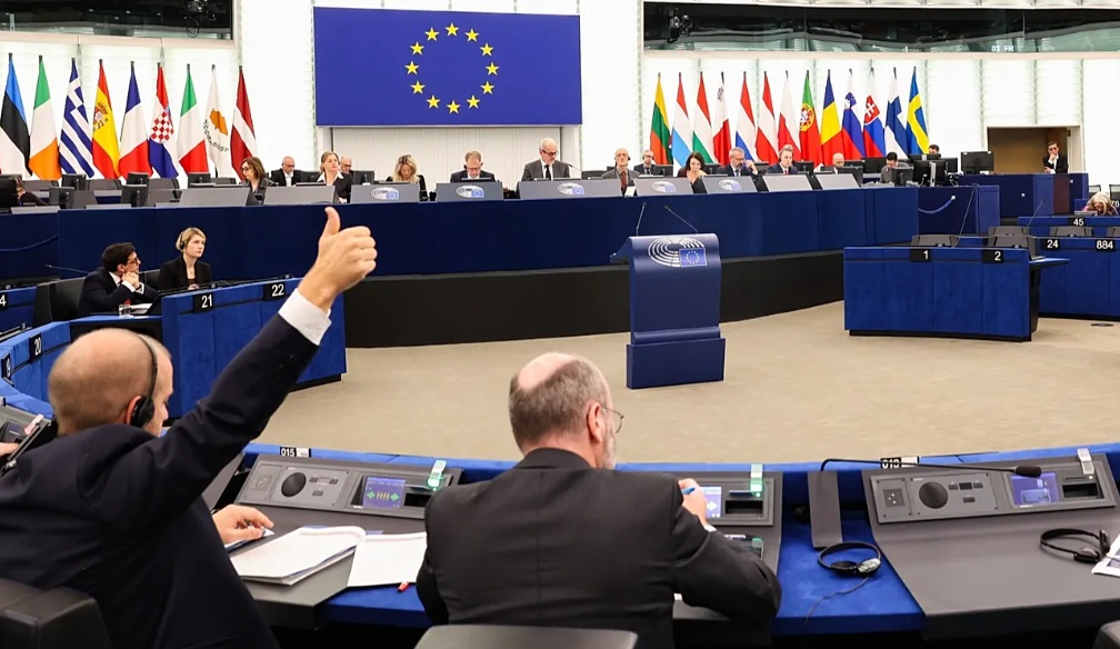 ЕВРОПСКИОТ ПАРЛАМЕНТ ПОБАРА ЗАБРАНА НА СОЦИЈАЛНИТЕ МРЕЖИ ЗА ПОМЛАДИ ОД 16 ГОДИНИ