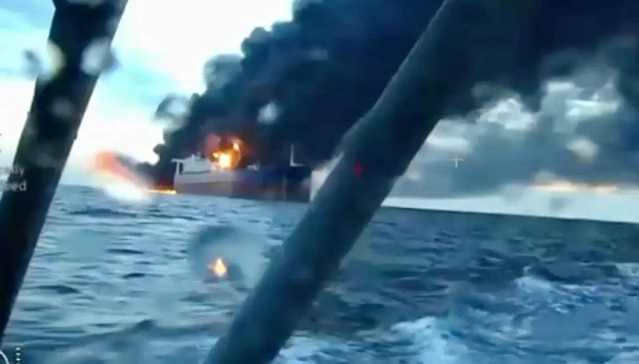 УКРАИНА КАЖА ДЕКА ПОГОДИЛА И ЗАПАЛИЛА ДВА ТАНКЕРА ОД РУСКАТА ТАЈНА ФЛОТА ВО ЦРНОТО МОРЕ