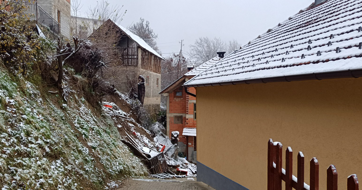 ПОРАДИ ОПАСНОСТ ОД НАТАМОШНО ЛИЗГАЊЕ НА ЗЕМЈИШТЕТО, 17 ЖИТЕЛИ НА ШИПКОВИЦА МОРАЛЕ ДА ГИ НАПУШТАТ ДОМОВИТЕ