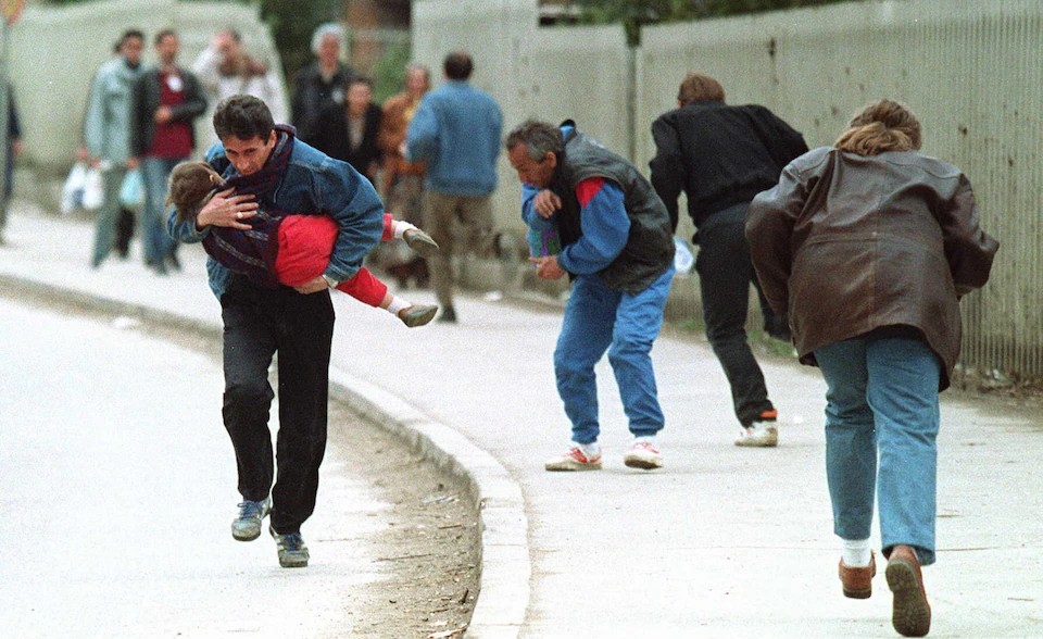 ХРВАТСКИ НОВИНАР ПОДНЕСЕ ТУЖБА ПРОТИВ ВУЧИЌ ЗА НАВОДНА ВМЕШАНОСТ ВО „СНАЈПЕРСКИОТ ТУРИЗАМ“ ЗА ВРЕМЕ НА ВОЈНАТА ВО САРАЕВО