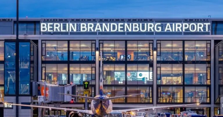 ПОРАДИ ДРОНОВИ ЗАТВОРЕН АЕРОДРОМОТ ВО БЕРЛИН, ДЕСЕТИЦИ ЛЕТОВИ БЕА ОДЛОЖЕНИ И ПРЕНАСОЧЕНИ ПОРАДИ ДРОНОВИ ЗАТВОРЕН АЕРОДРОМОТ ВО БЕРЛИН, ДЕСЕТИЦИ ЛЕТОВИ БЕА ОДЛОЖЕНИ И ПРЕНАСОЧЕНИ