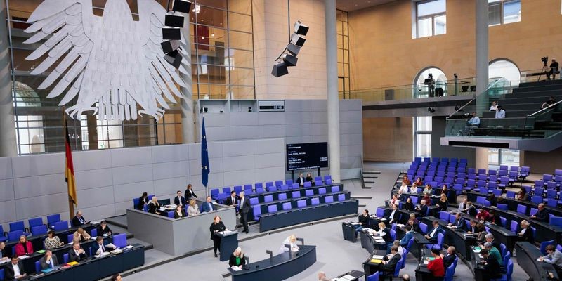 ПРАТЕНИЦИ ВО ГЕРМАНСКИОТ БУНДЕСТАГ ДОБИЛЕ СОМНИТЕЛНИ ПАКЕТИ СО УЕСБЕ-СТИКОВИ, ПОЛИЦИЈАТА ПРЕДУПРЕДИ ДА НЕ СЕ СТАВААТ ВО КОМПЈУТЕР ПРАТЕНИЦИ ВО ГЕРМАНСКИОТ БУНДЕСТАГ ДОБИЛЕ СОМНИТЕЛНИ ПАКЕТИ СО УЕСБЕ-СТИКОВИ, ПОЛИЦИЈАТА ПРЕДУПРЕДИ ДА НЕ СЕ СТАВААТ ВО КОМПЈУТЕР