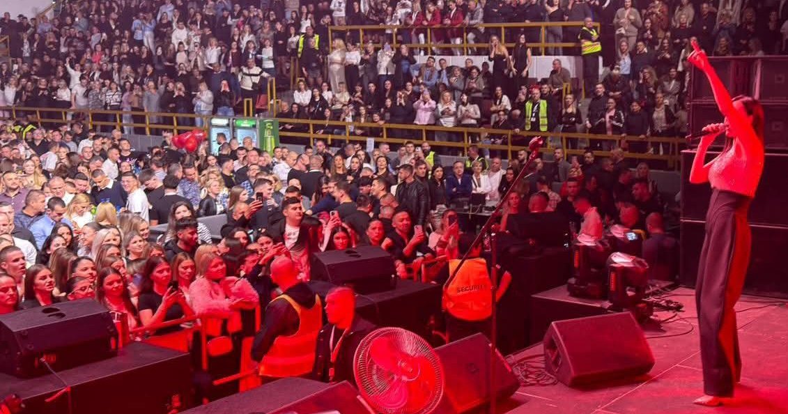 ВЕЛЕШАНИ ЈА ИСВИРКАА ЦЕЦА ЗАРАДИ БУГАРСКО ЗНАМЕ СО НЕЈЗИНИОТ ЛИК     