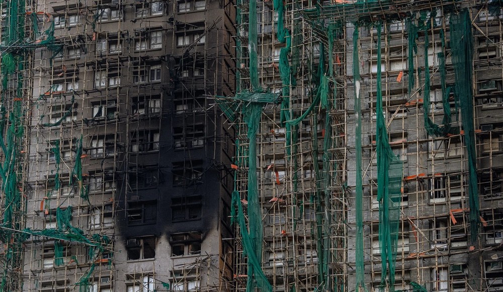 НАЈМАЛКУ 128 ЗАГИНАТИ И 200 ИСЧЕЗНАТИ ВО ПОЖАРОТ ВО ХОНГКОНГ, ПРОТИВПОЖАРНИТЕ АЛАРМИ ВО ЗГРАДИТЕ НЕ РАБОТЕЛЕ