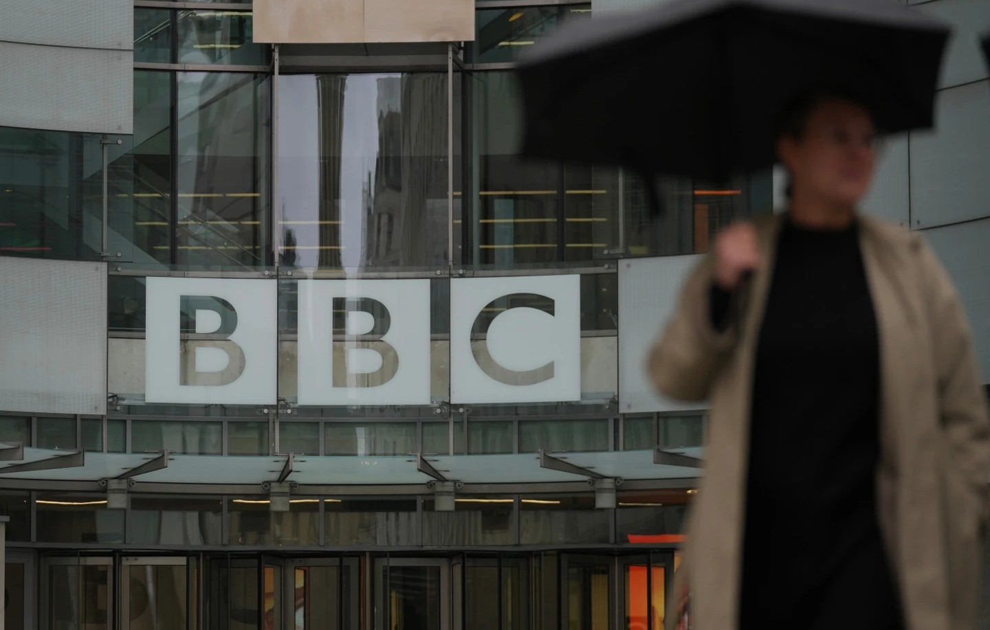 ТРАМП МУ СЕ ЗАКАНИ НА БИ-БИ-СИ СО ТУЖБА ОД МИЛИЈАРДА ДОЛАРИ ПОРАДИ НЕГОВ МОНТИРАН ГОВОР