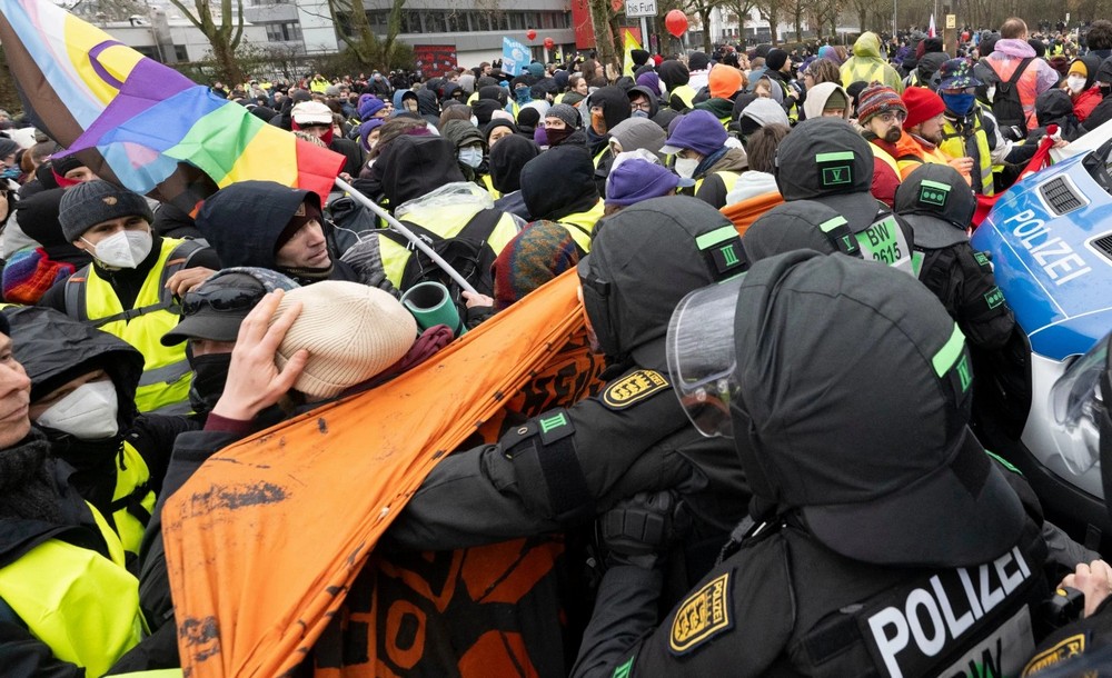 ИЛЈАДНИЦИ ЛУЃЕ ПРОТЕСТИРАА ПРОТИВ ОСНОВАЊЕТО НА НОВАТА МЛАДИНСКА ОРГАНИЗАЦИЈА НА ДЕСНИЧАРСКАТА ПАРТИЈА АЛТЕРНАТИВА ЗА ГЕРМАНИЈА