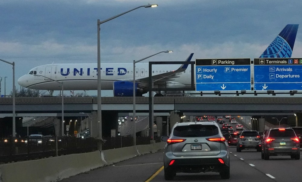 САД ЌЕ ГО НАМАЛАТ АВИОСООБРАЌАЈОТ ЗА 10% ПОРАДИ РЕКОРДНО ДОЛГАТА БЛОКАДА НА ВЛАДАТА САД ЌЕ ГО НАМАЛАТ АВИОСООБРАЌАЈОТ ЗА 10% ПОРАДИ РЕКОРДНО ДОЛГАТА БЛОКАДА НА ВЛАДАТА