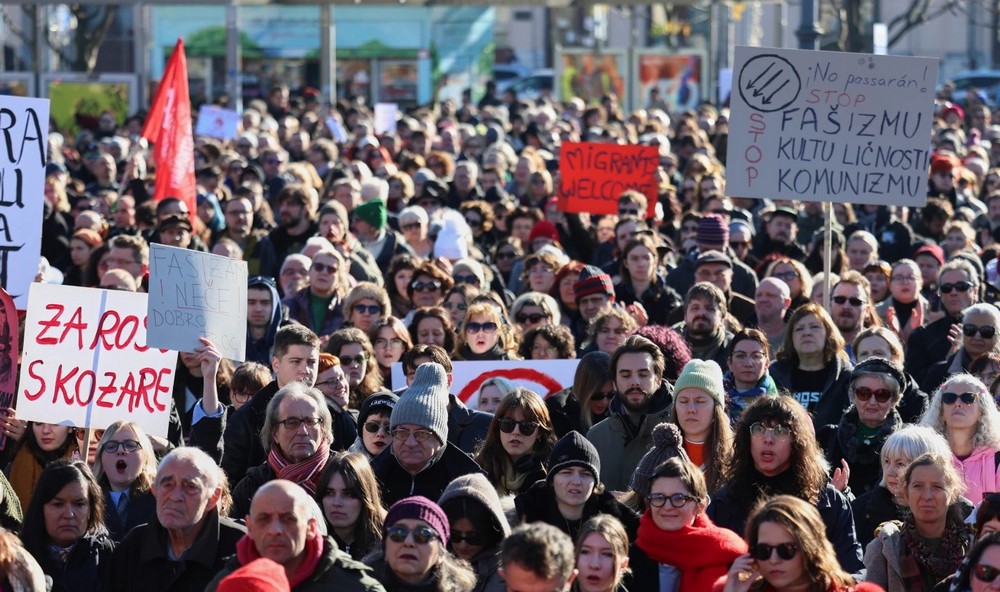 ИЛЈАДНИЦИ ЛУЃЕ СЕ ПРИДРУЖИЈА НА МАРШЕВИТЕ ПРОТИВ ПОДЕМОТ НА КРАЈНАТА ДЕСНИЦА ВО ХРВАТСКА