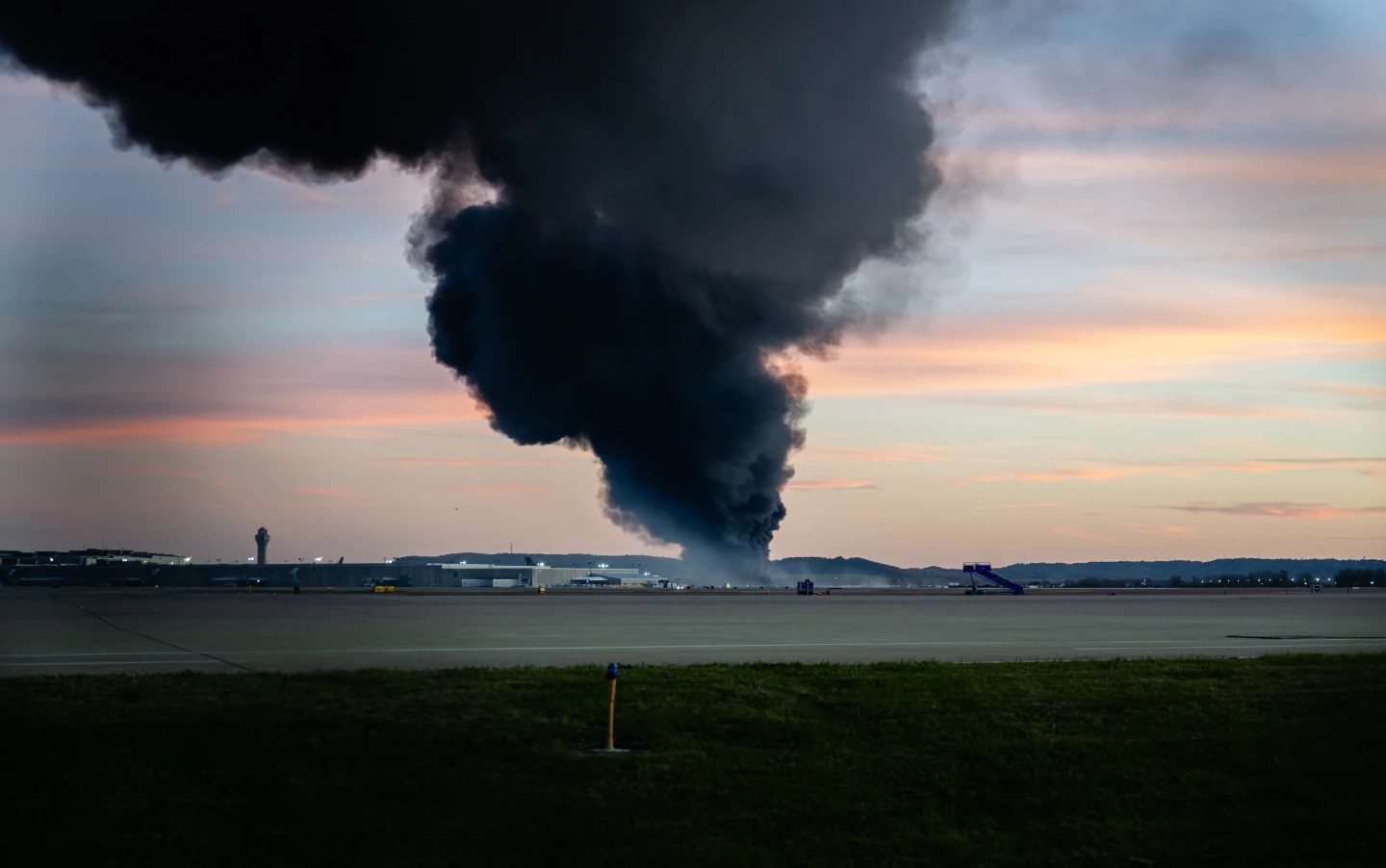 ТОВАРЕН АВИОН СЕ УРНА И ЕКСПЛОДИРАШЕ ПО ПОЛЕТУВАЊЕТО ОД АЕРОДРОМ ВО КЕНТАКИ, НАЈМАЛКУ СЕДУМ ЗАГИНАТИ