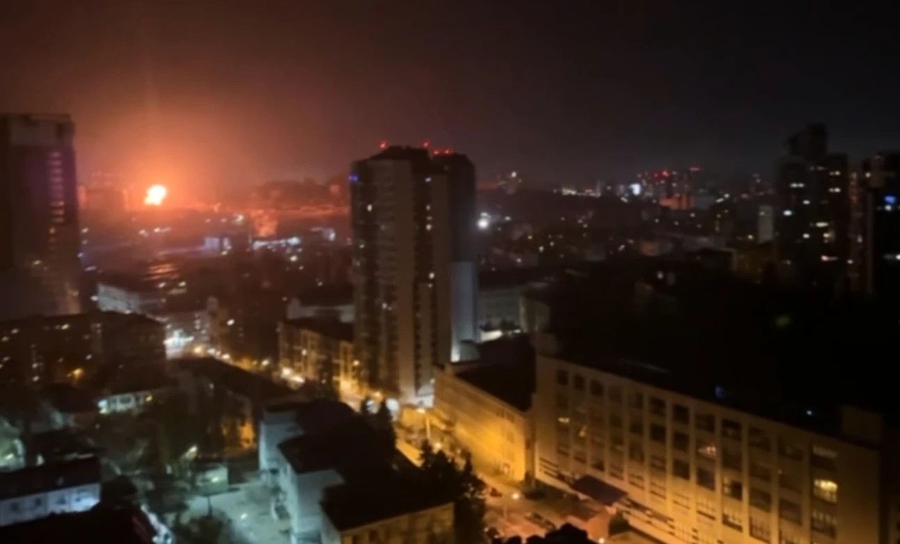 ЕКСПЛОЗИИ И ПОЖАРИ НИЗ ЦЕЛИОТ КИЕВ ПО ГОЛЕМ РУСКИ НАПАД СО ДРОНОВИ И ПРОЕКТИЛИ