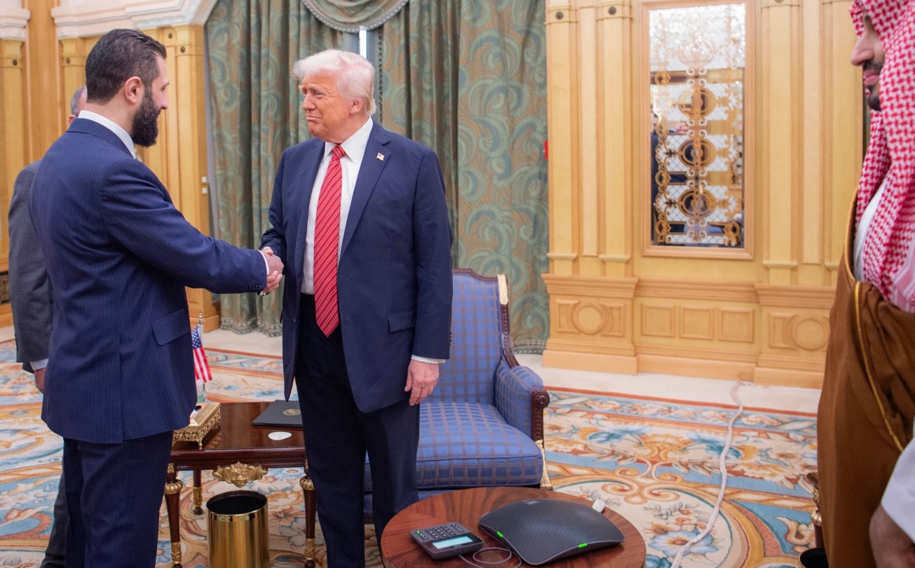 ОД АЛ-КАЕДА ДО БЕЛАТА КУЌА – СИРИСКИОТ ПРЕТСЕДАТЕЛ АЛ-ШАРА ДОАЃА ВО ОФИЦИЈАЛНА ПОСЕТА НА САД ОД АЛ-КАЕДА ДО БЕЛАТА КУЌА – СИРИСКИОТ ПРЕТСЕДАТЕЛ АЛ-ШАРА ДОАЃА ВО ОФИЦИЈАЛНА ПОСЕТА НА САД