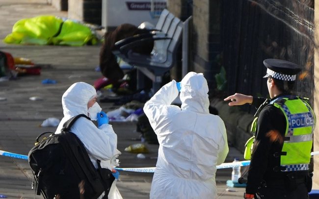 МАСОВНОТО БОДЕЊЕ СО НОЖ ВО ВОЗ ВО АНГЛИЈА ВО КОЕ СЕ РАНЕТИ 11 ЛУЃЕ НЕ Е ТЕРОРИСТИЧКИ ЧИН, ВЕЛИ ПОЛИЦИЈАТА