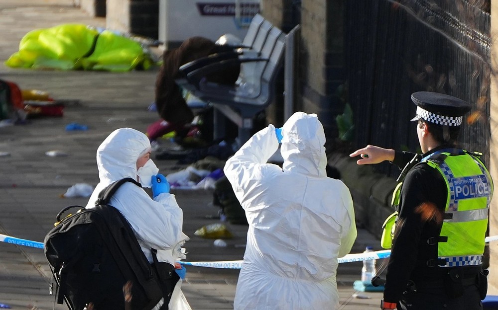 МАСОВНОТО БОДЕЊЕ СО НОЖ ВО ВОЗ ВО АНГЛИЈА ВО КОЕ СЕ РАНЕТИ 11 ЛУЃЕ НЕ Е ТЕРОРИСТИЧКИ ЧИН, ВЕЛИ ПОЛИЦИЈАТА МАСОВНОТО БОДЕЊЕ СО НОЖ ВО ВОЗ ВО АНГЛИЈА ВО КОЕ СЕ РАНЕТИ 11 ЛУЃЕ НЕ Е ТЕРОРИСТИЧКИ ЧИН, ВЕЛИ ПОЛИЦИЈАТА