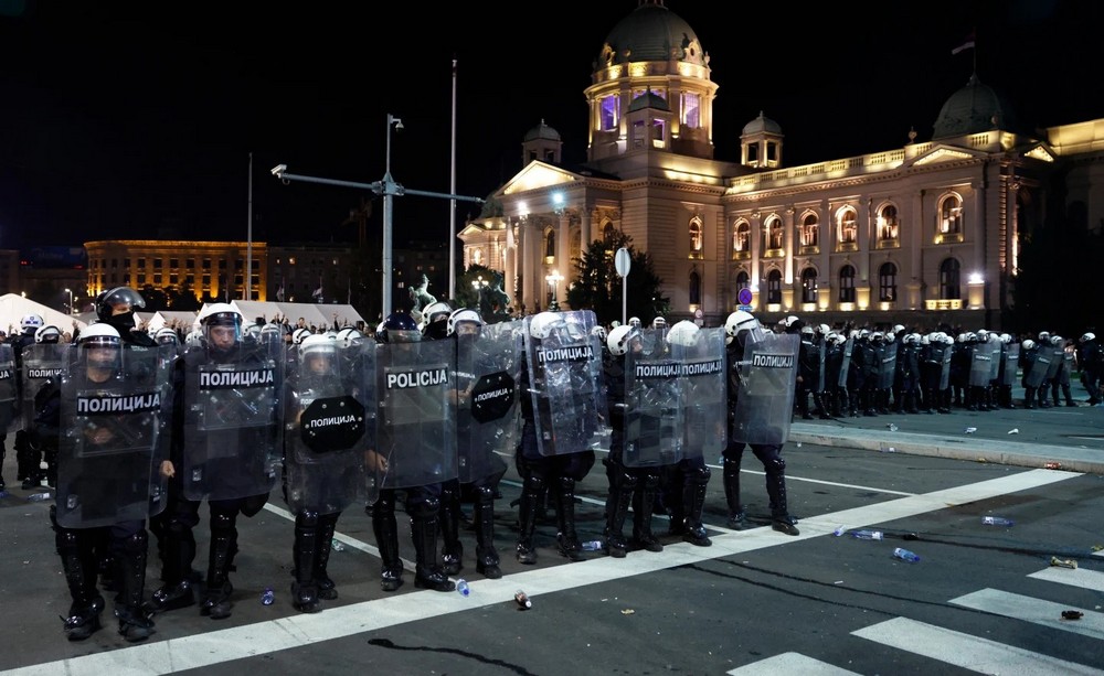 ПРОТИВНИЦИТЕ И ЛОЈАЛИСТИТЕ НА ВУЧИЌ СЕ СУДРИЈА ПРЕД СРПСКИОТ ПАРЛАМЕНТ, УАПСЕНИ 37 ЛУЃЕ