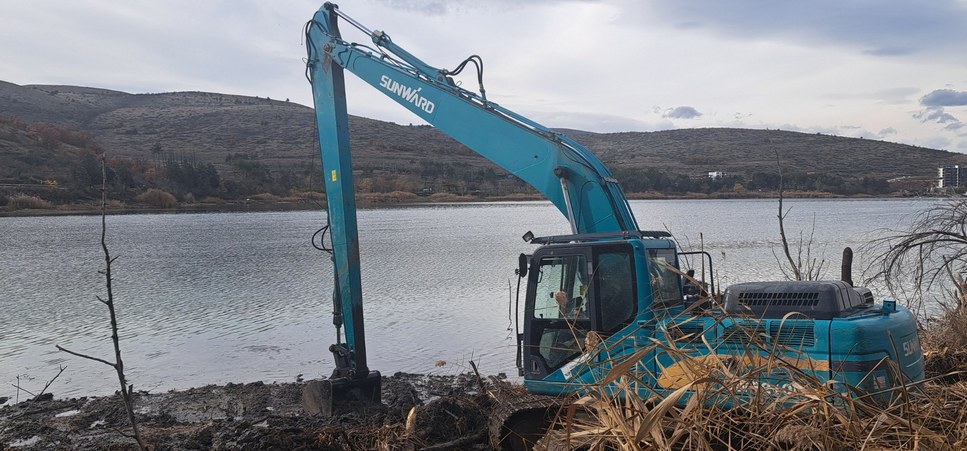 ЗАПОЧНА ДА СЕ ЧИСТИ БРЕГОТ НА ЕЗЕРОТО МЛАДОСТ ОД ТИЊА И ТРСКА, ЕДНА ОД МЕРКИТЕ ЗА НЕГОВА РЕВИТАЛИЗАЦИЈА ЗАПОЧНА ДА СЕ ЧИСТИ БРЕГОТ НА ЕЗЕРОТО МЛАДОСТ ОД ТИЊА И ТРСКА, ЕДНА ОД МЕРКИТЕ ЗА НЕГОВА РЕВИТАЛИЗАЦИЈА