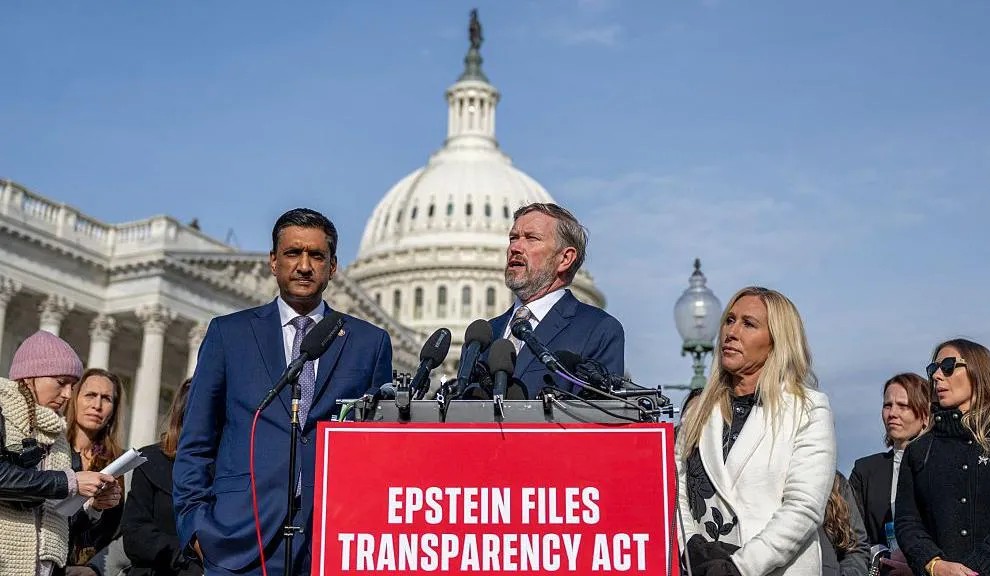 ДВАТА ДОМА НА АМЕРИКАНСКИОТ КОНГРЕС ГО ИЗГЛАСАА ЗАКОНОТ ЗА ОБЈАВУВАЊЕ НА ДОСИЕЈАТА ЗА ЕПСТАЈН, САМО ЕДЕН ПРАТЕНИК БЕШЕ ПРОТИВ ДВАТА ДОМА НА АМЕРИКАНСКИОТ КОНГРЕС ГО ИЗГЛАСАА ЗАКОНОТ ЗА ОБЈАВУВАЊЕ НА ДОСИЕЈАТА ЗА ЕПСТАЈН, САМО ЕДЕН ПРАТЕНИК БЕШЕ ПРОТИВ