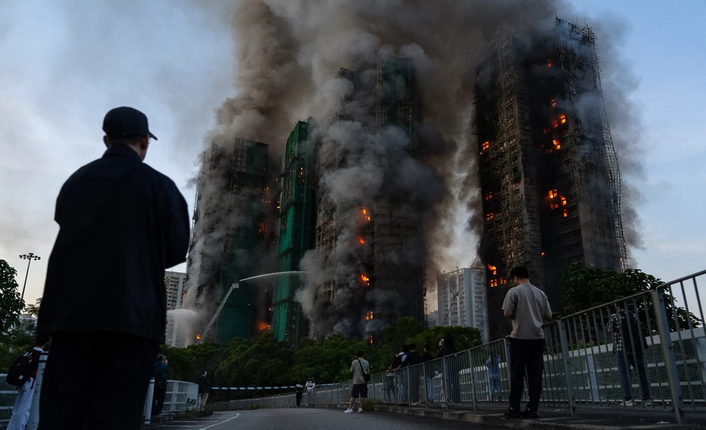 НАЈМАЛКУ 14 МРТВИ ВО ПОЖАРОТ ВО ХОНГКОНГ ШТО ЗАФАТИ СЕДУМ ЗГРАДИ, ОГНОТ СЕ ШИРЕЛ ПРЕКУ БАМБУСОВИ СКЕЛИЊА