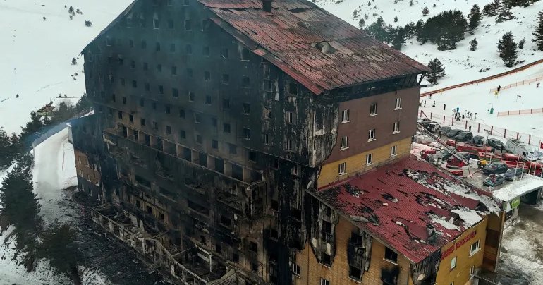 ДОЖИВОТЕН ЗАТВОР ЗА СОПСТВЕНИКОТ, ЗАМЕНИК-ГРАДОНАЧАЛНИКОТ И УШТЕ ДЕВЕТМИНА ЗА ПОЖАРОТ СО 78 ЗАГИНАТИ ВО СКИ ЦЕНТАР ВО ТУРЦИЈА