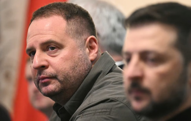 МОЌНИОТ ШЕФ НА КАБИНЕТОТ НА ЗЕЛЕНСКИ, АНДРИЈ ЈЕРМАК, ПОДНЕСЕ ОСТАВКА ПО ПРЕТРЕСОТ ВО НЕГОВИОТ ДОМ