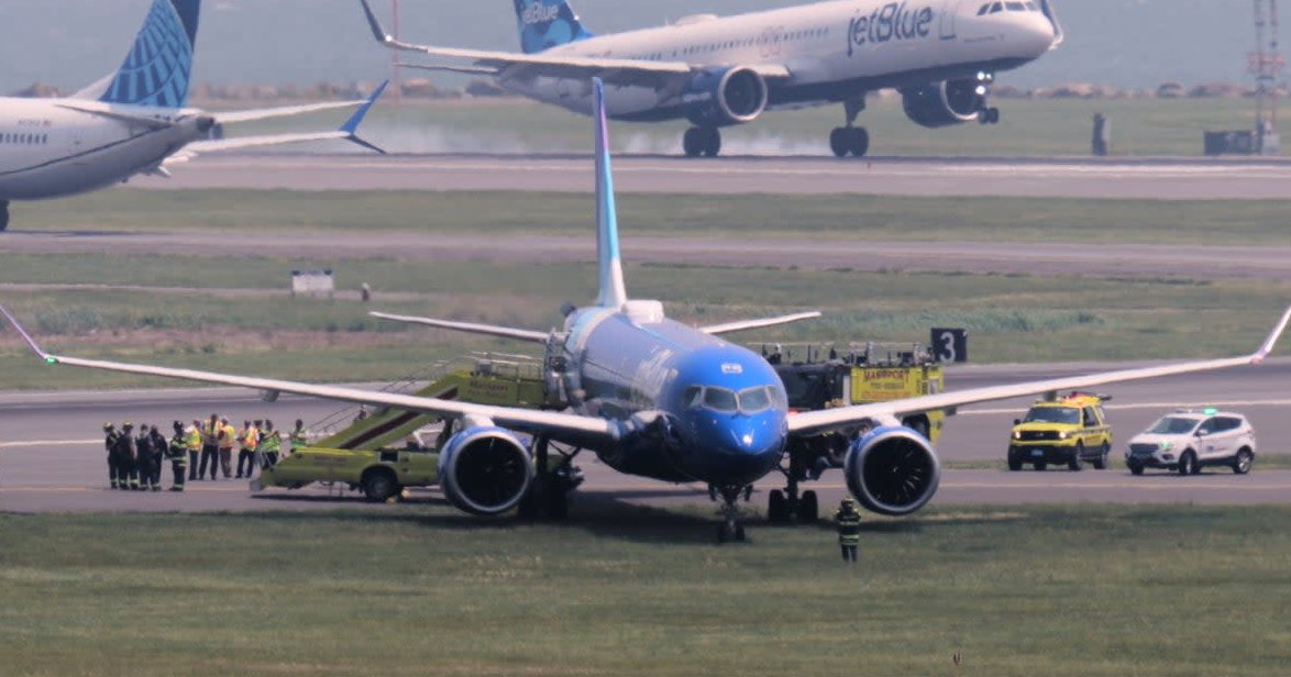 НАЈМАЛКУ 15 ПОВРЕДЕНИ ПАТНИЦИ ОТКАКО АВИОН НА „ЏЕТБЛУ“ НАГЛО ЗАГУБИ ВИСИНА И ПРИНУДНО СЛЕТА ВО ФЛОРИДА