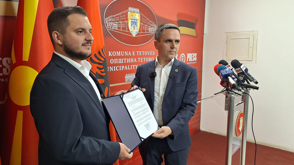 ТЕТОВО ДОБИ ЗАМЕНИК-ГРАДОНАЧАЛНИК, АЛБИ ЌАМИЛИ ЌЕ ГО МЕНУВА КАСАМИ КОГА ЌЕ БИДЕ ОТСУТЕН ЗА ДА НЕ ТРПИ РАБОТАТА ВО ОПШТИНАТА