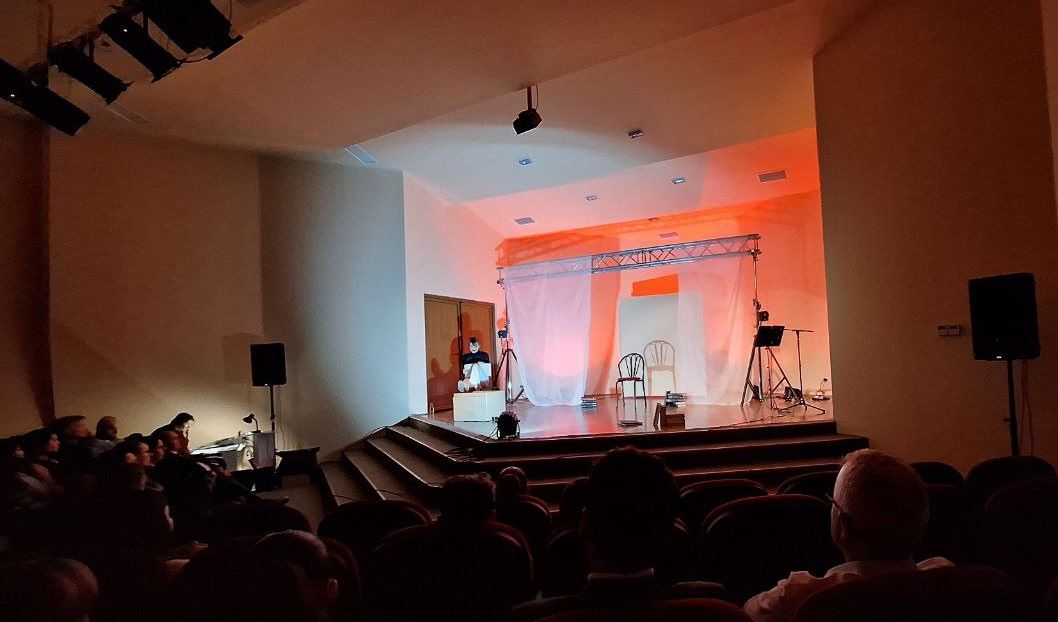 РЕШЕТКА ОД ВЕНТИЛАЦИЈА ПАДНА И ПОВРЕДИ ЖЕНА ВО ПУБЛИКАТА НА КОНЦЕРТ ВО СКОПСКИ КИЦ