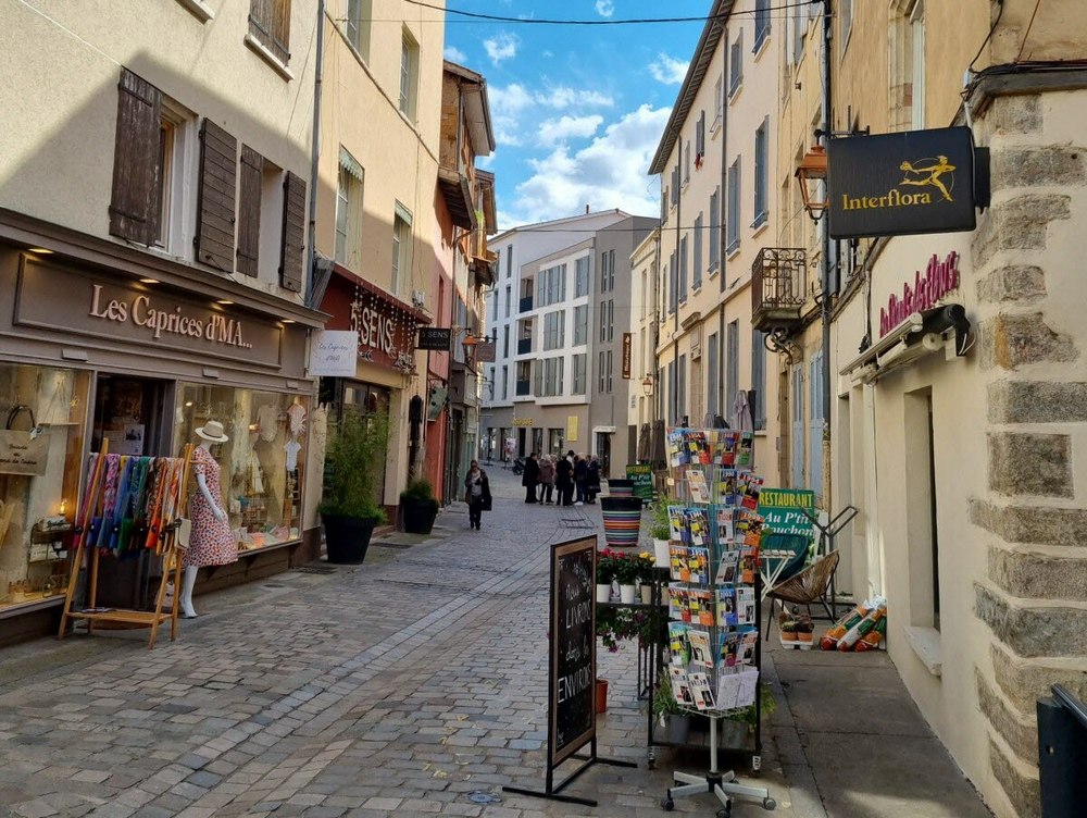 ФРАНЦУЗИН ПРОНАШОЛ ЗЛАТНИ ПРАЧКИ И МОНЕТИ ВРЕДНИ 700.000 ЕВРА ЗАКОПАНИ ВО НЕГОВАТА ГРАДИНА