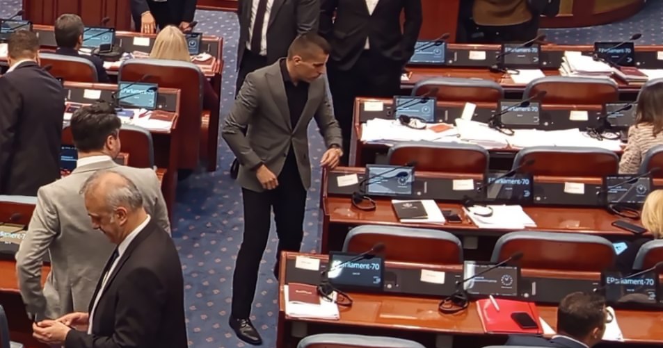 КАКО Е МОЖНО ИПАРД 2 ДА ЈА СПРОВЕДЕМЕ ЗА 4 МЕСЕЦИ, А ВАМ ЗА ИПАРД 3 ДА ВИ ТРЕБААТ 18 МЕСЕЦИ И ВО ПРЕДМЕТИТЕ ВО ФИОКА ДА ВИ ГО НАЈДАТ ТОЈ СО МИТОТО, ПРАША НИКОЛОВСКИ, НО МИНИСТЕРОТ ТРИПУНОВСКИ НЕ ДОЈДЕ ДА ОДГОВОРА НА ПРАТЕНИЧКИ ПРАШАЊА