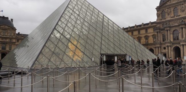 ДЕВЕТМИНА УАПСЕНИ ВО ПАРИЗ ЗА ДЕСЕТГОДИШНА ИЗМАМА СО БИЛЕТИ ВО ЛУВР, ЗАПЛЕНЕТИ 1,4 МИЛИОНИ ЕВРА
