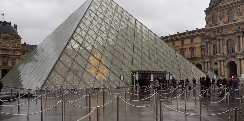 ФРАНЦУСКИОТ МИНИСТЕР ЗА ВНАТРЕШНИ РАБOТИ УШТЕ СЕ НАДЕВА ДЕКА ЌЕ БИДЕ НАЈДЕН СКАПОЦЕНИОТ НАКИТ УКРАДЕН ОД ЛУВР ФРАНЦУСКИОТ МИНИСТЕР ЗА ВНАТРЕШНИ РАБOТИ УШТЕ СЕ НАДЕВА ДЕКА ЌЕ БИДЕ НАЈДЕН СКАПОЦЕНИОТ НАКИТ УКРАДЕН ОД ЛУВР