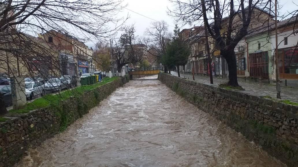 НАДОЈДЕ РЕКАТА ДРАГОР ВО БИТОЛА, ДОЖДОТ ГИ ЗАМАТИ ВОДОТЕЦИТЕ, ПА ВОДАТА ЗА ПИЕЊЕ Е СО НАМАЛЕН ПРИТИСОК НАДОЈДЕ РЕКАТА ДРАГОР ВО БИТОЛА, ДОЖДОТ ГИ ЗАМАТИ ВОДОТЕЦИТЕ, ПА ВОДАТА ЗА ПИЕЊЕ Е СО НАМАЛЕН ПРИТИСОК