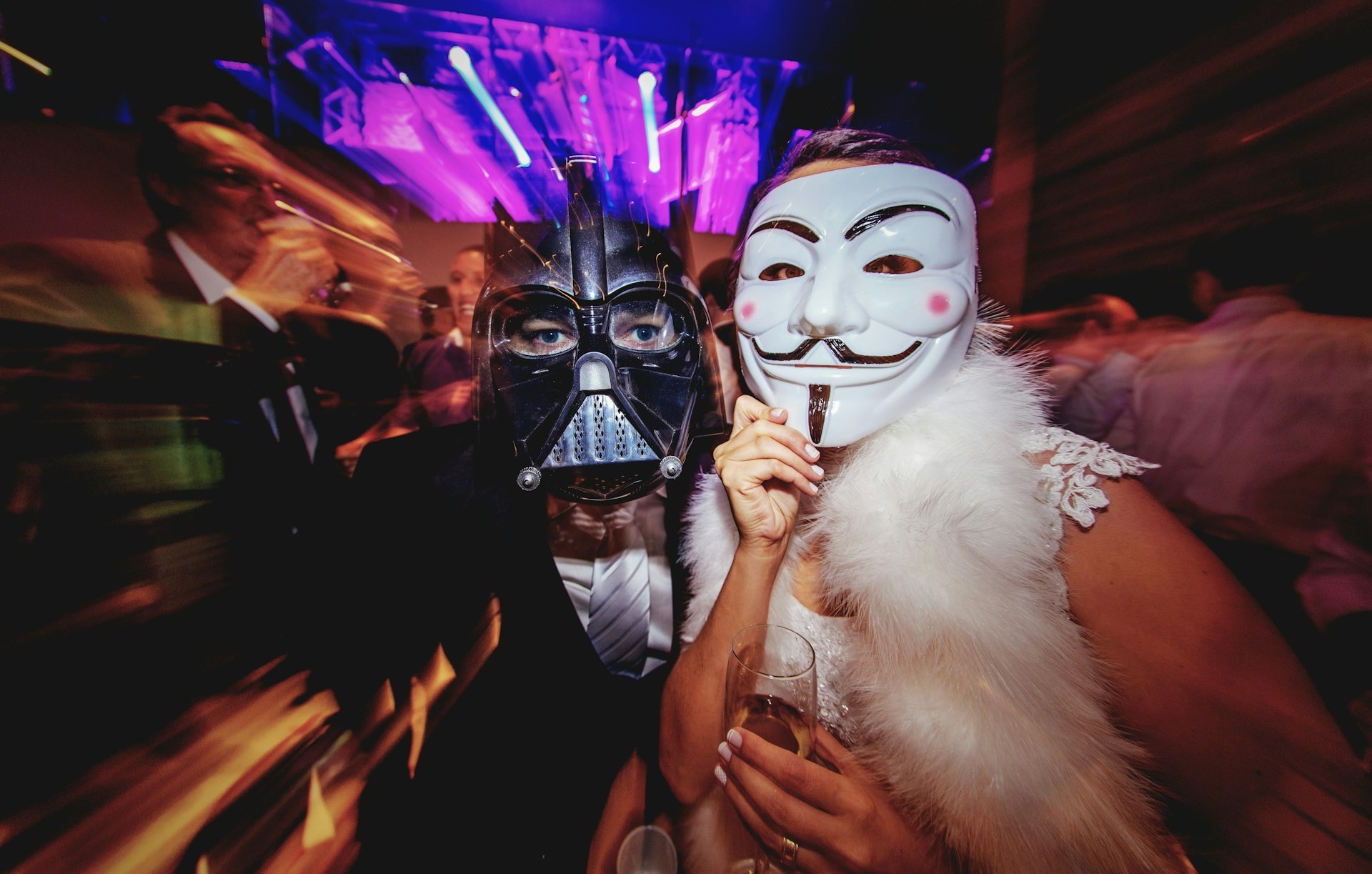 ПОЛИЦИЈАТА ВО ЈУЖНА ГЕРМАНИЈА БРКАЛА ЖЕНА СО МЕЧ, ИЗЛЕГЛО ДЕКА ТОА БИЛО МАСКА ЗА НОЌТА НА ВЕШТЕРКИТЕ