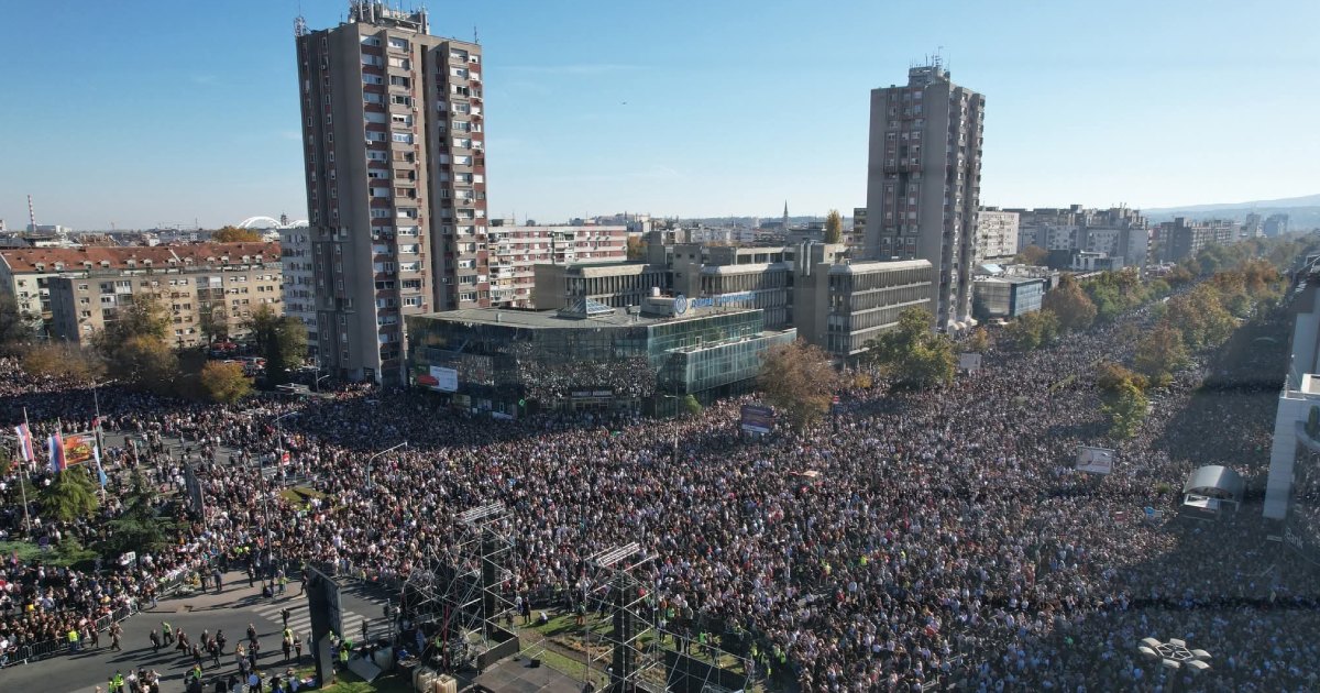ДЕСЕТИЦИ ИЛЈАДИ СРБИ НА КОМЕМОРАТИВЕН СОБИР ВО НОВИ САД НА ГОДИШНИНАТА ОД УРИВАЊЕТО НА НАСТРЕШНИЦАТА НА ЖЕЛЕЗНИЧКАТА СТАНИЦА