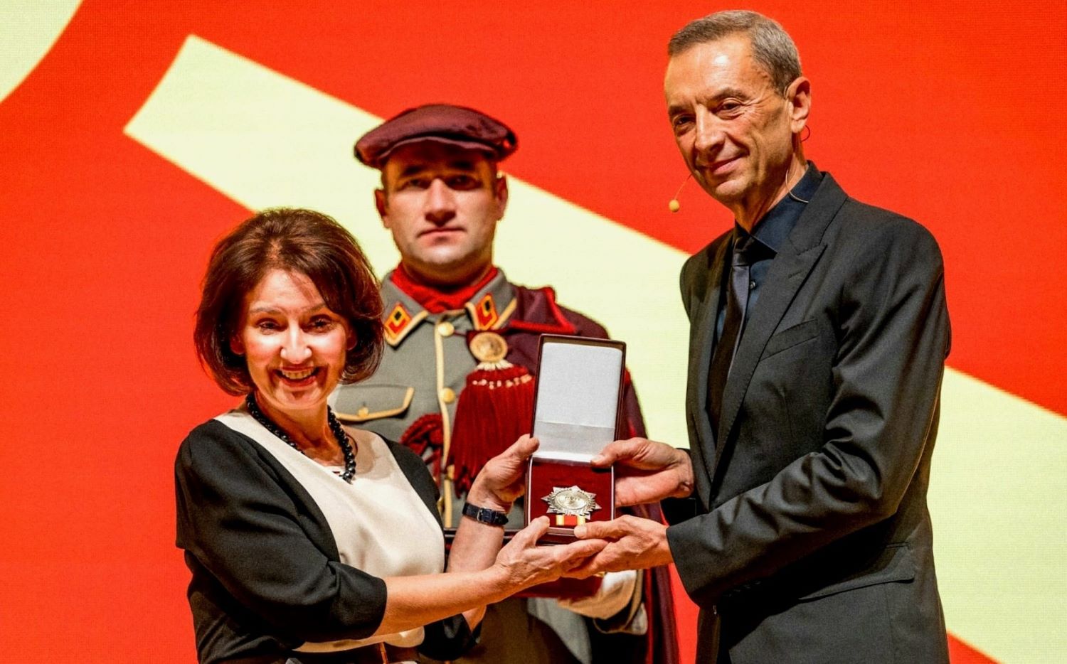 Д-Р САШКО КЕДЕВ ОДЛИКУВАН СО ОРДЕН „8 СЕПТЕМВРИ“ ЗА ЗАСЛУГИТЕ ВО МЕДИЦИНАТА И АЛПИНИЗМОТ